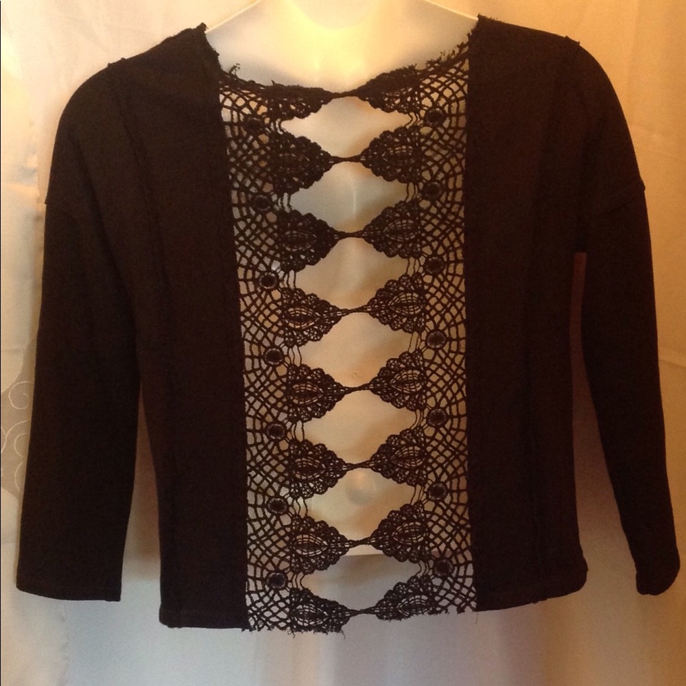 🍃4/$22 Sweatshirt with cut out crochet back
